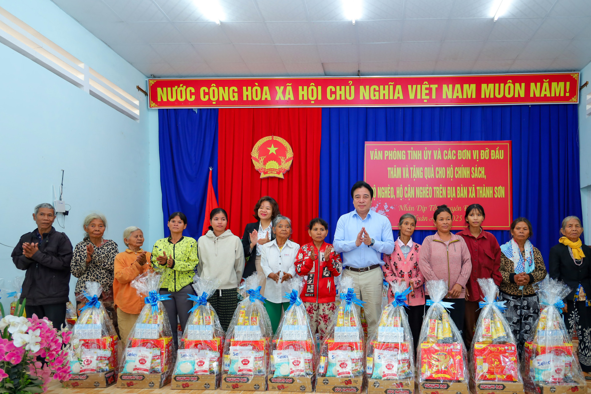 Phó Bí thư Thường trực Tỉnh ủy Nguyễn Khắc Toàn thăm, tặng quà người dân xã Thành Sơn